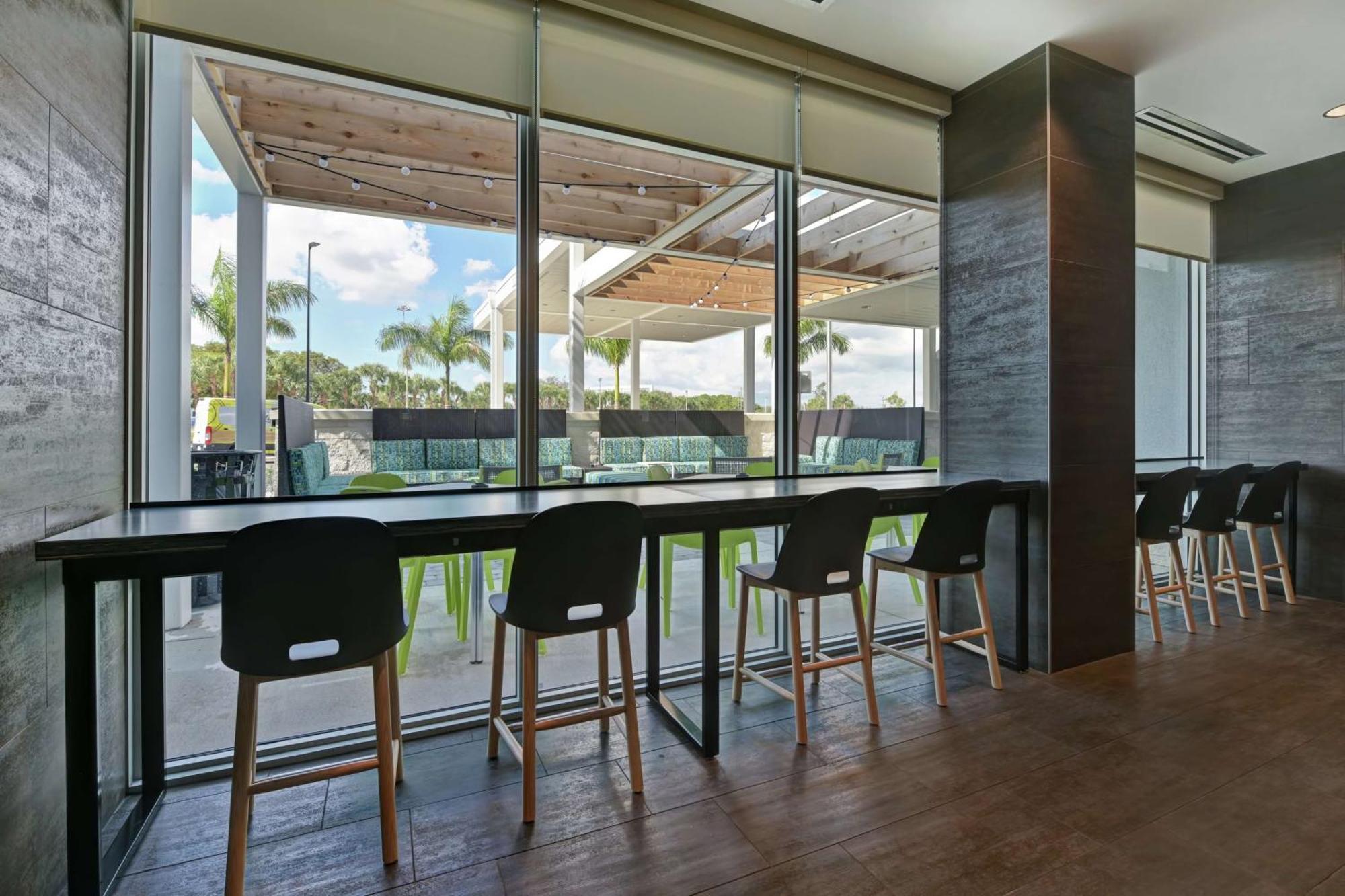Home2 Suites By Hilton West Palm Beach Airport Cloud Lake Extérieur photo